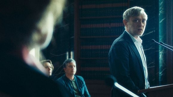 AVANT-PREMIÈRE · Yellow letters