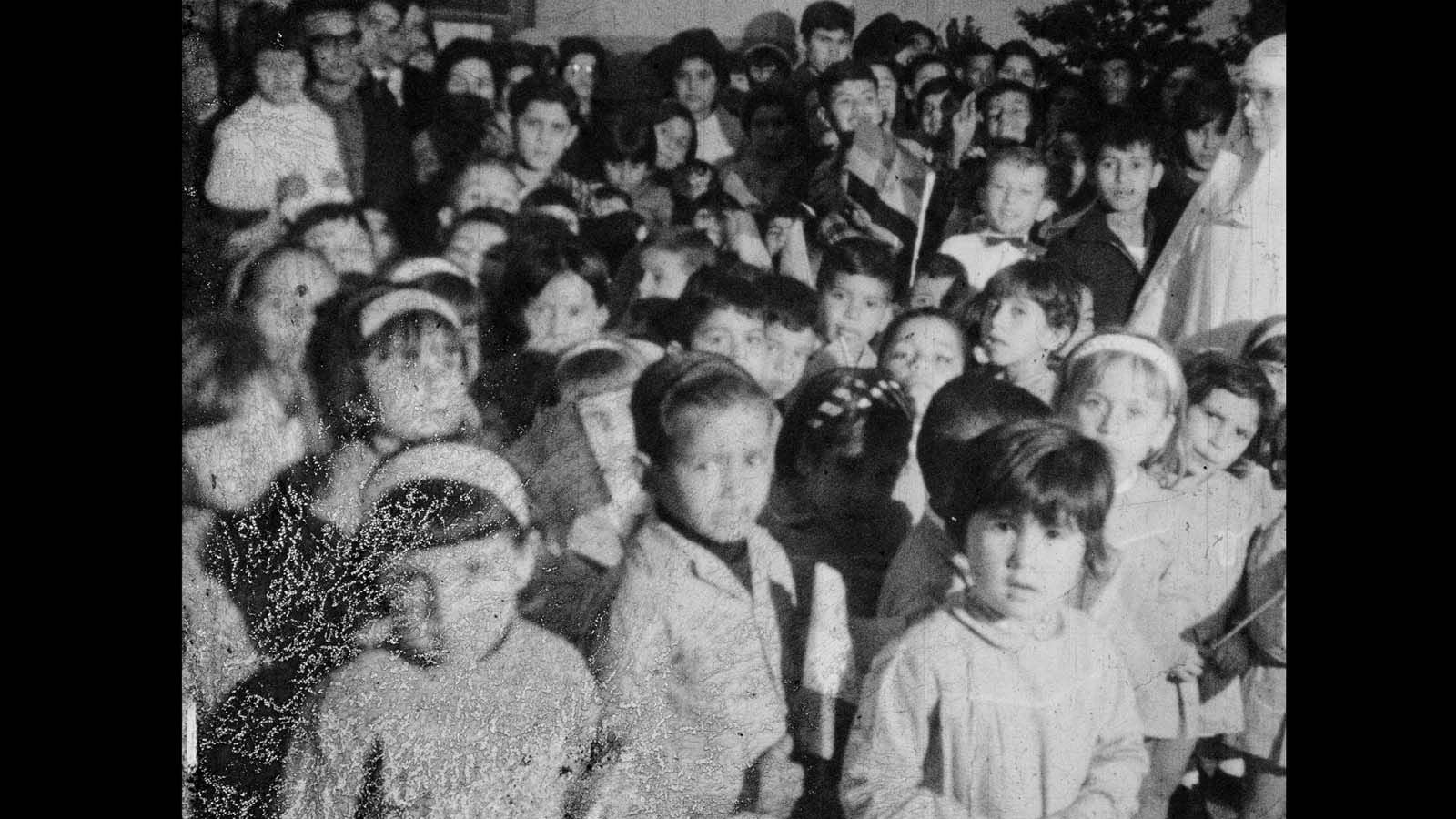 Derrière les drapeaux, le soleil