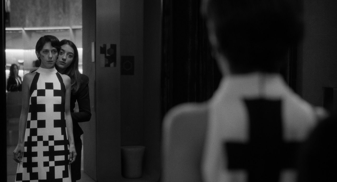 deux personnes échangeant de la salive