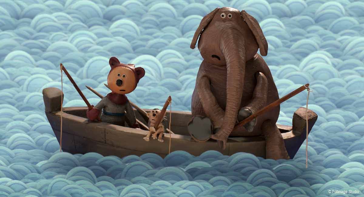 image du film, une oursonne un élephant et un hérisson sont sur une barque