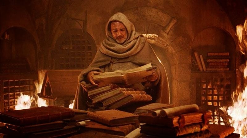 Un moine au milieu de livres, image extraite du film Le Nom de la Rose