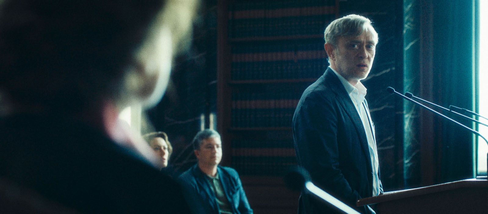 AVANT-PREMIÈRE · Yellow letters