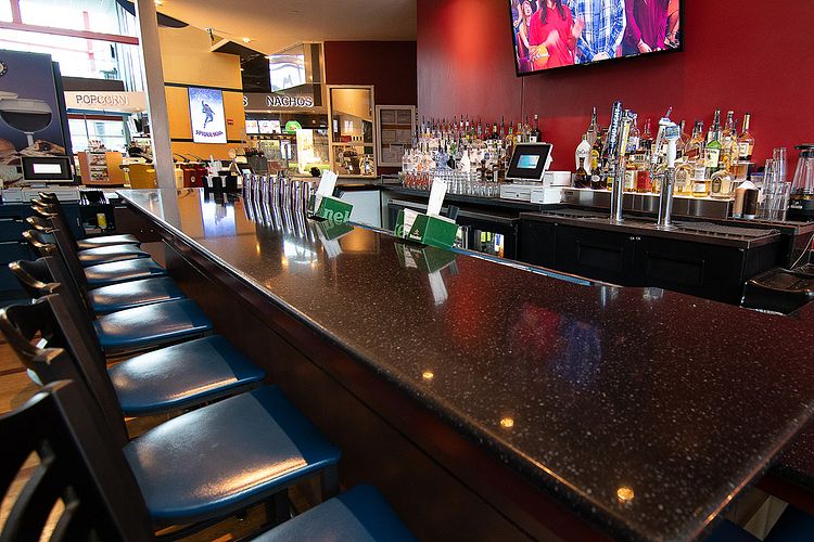 Holtsville Movie Theater | Island 16: Cinema de Lux - Showcase Cinemas - US